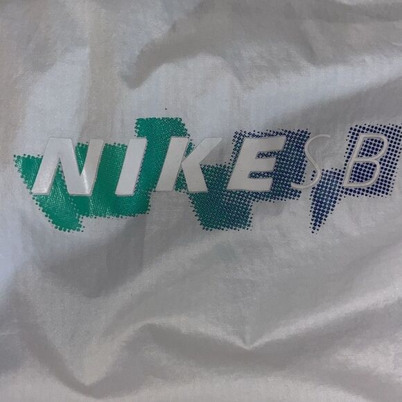 Nike SB Skate Hoodie Hooded Lightweight Pullover Packable White Jacket w/Pouch - Picture 8 of 8